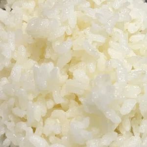 普通に炊いた古米の炊き上がり。ツヤがなく白っぽく粉をふいたような仕上がりで、パサつきや硬さが残る。