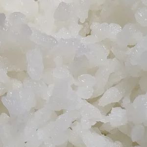 みりんと正しい下準備で炊いた古米の炊き上がり。粒が立ち、ツヤと透明感があり、ふっくらとした仕上がり。